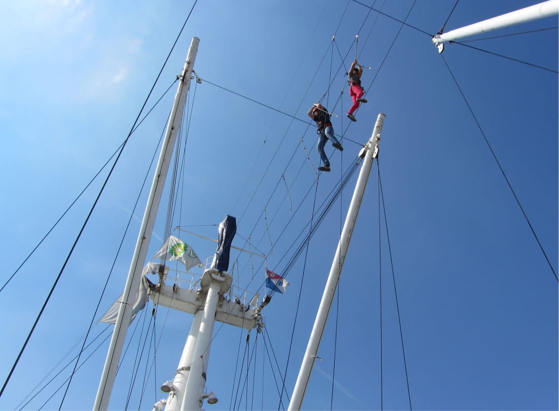 Aufnahme von unten in den Himmel in die Masten des Kletterschiffs Cap San Diego