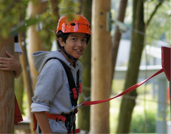 Junge im Halbportrt in Kletterausrstung