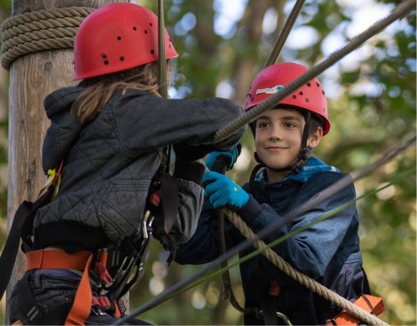 Zwei Kinder in Kletterausrstung im Halbportrt