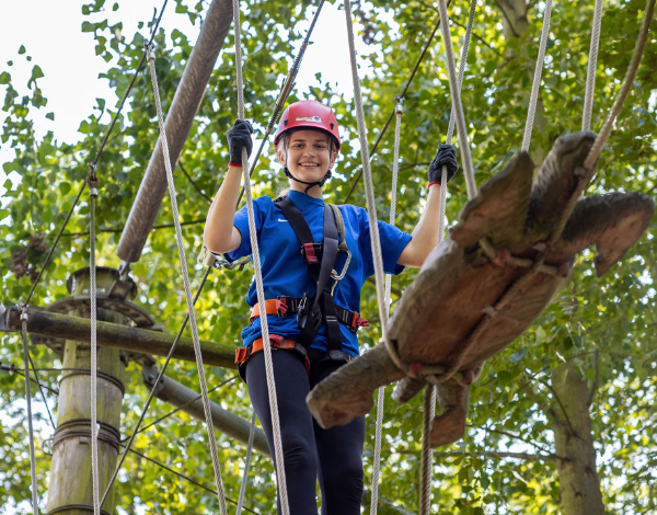 Junge Frau in einem Balancierelement
