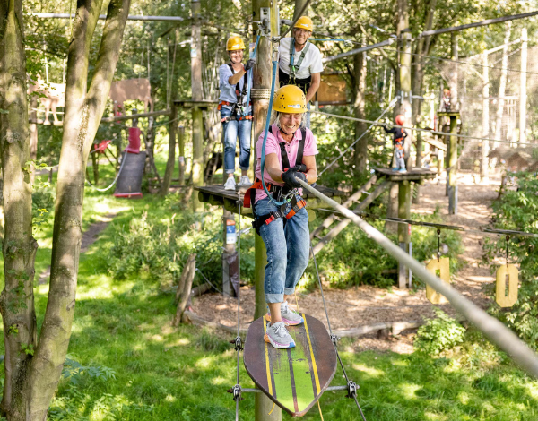 Eine Gruppe versucht sich an einem Balancierelement
